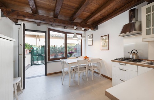 Tiburtino Villa | Charming patio house in San Lorenzo