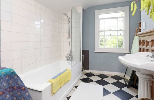 Brockley House | Charming & Peaceful Family Home near Greenwich