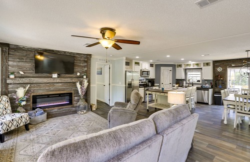 Perry House | Charming Perry Home ~ 2 Mi to the Gulf!