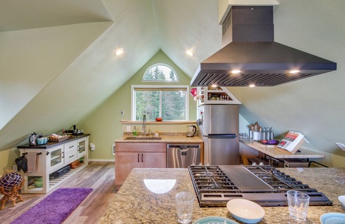 Port Angeles Apartment | Charming Port Angeles Studio w/Deck & Views!