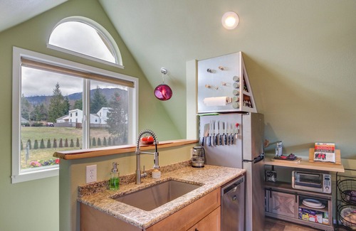 Port Angeles Apartment | Charming Port Angeles Studio w/Deck & Views!