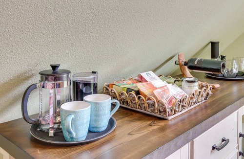 Port Angeles Apartment | Charming Port Angeles Studio w/Deck & Views!
