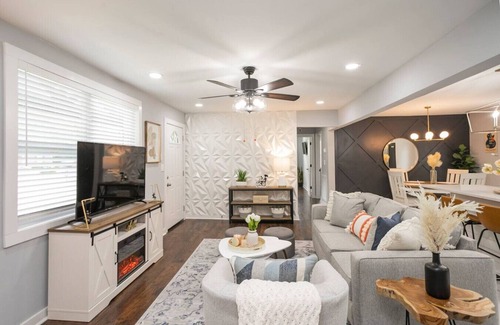 Donelson Apartment | * Charming & Pristine * Renovated 3BR * Near DT!