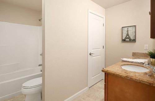 SeaTac House | Charming Private Room, Centrally Located!