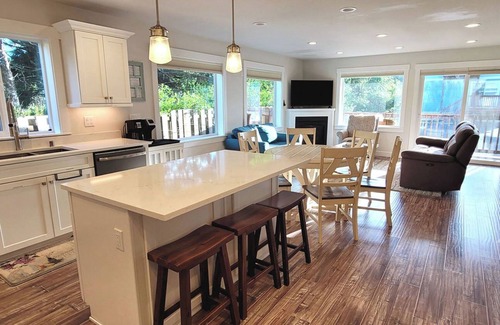 Pacific Beach House | Charming Private Retreat Near Beaches/Fully Fenced