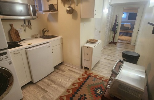 Cleveland Park Apartment | Charming, quiet, and 10 min walk to zoo, Metro, and restaurants