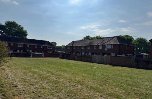 Reading House | Charming Reading Garden House Pet Friendly