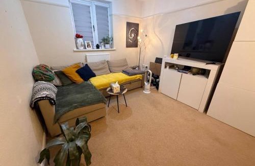 Reading House | Charming Reading Garden House Pet Friendly
