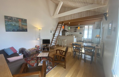 Fouras House | Charming Renovated Home Near Beach with Garden & BBQ, Sleeps 4+1
