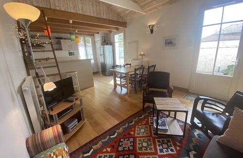 Fouras House | Charming Renovated Home Near Beach with Garden & BBQ, Sleeps 4+1