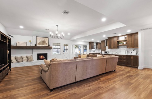 South Tulsa House | Charming & Renovated in S Tulsa Staycation or Long-Term Stays-Backs to Trails