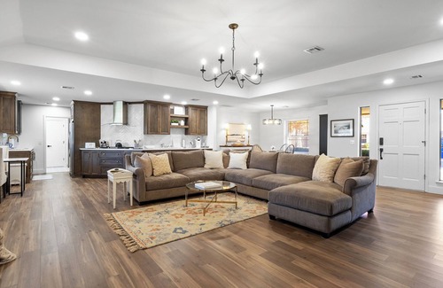 South Tulsa House | Charming & Renovated in S Tulsa Staycation or Long-Term Stays-Backs to Trails