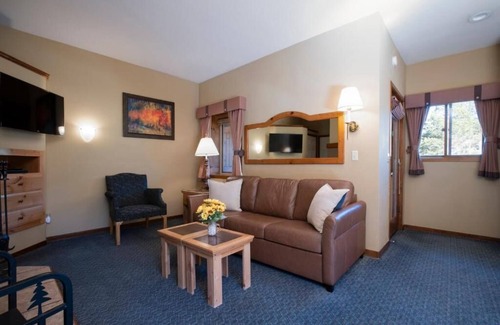 Olympic Valley Resort | Charming resort in Olympic valley, CA. walking distance to Palisades Tahoe ski