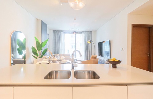 Al Wasl Apartment | Charming Retreat in CityWalk With Balcony and Pool