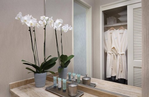 San Diego Hotel | Charming Room Perfect for Solo Travelers – Near Palm Trees and Beach Vibes