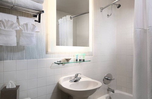 San Diego Hotel | Charming Room Perfect for Solo Travelers – Near Palm Trees and Beach Vibes