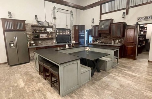 Cleveland County House | Charming Rustic/Modern Barndominium with HotTub near MW City, Tinker AFB, and OU
