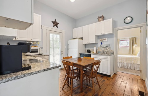 Historic Downtown Savannah Apartment | Charming Savannah Duplex | Courtyard + Parking