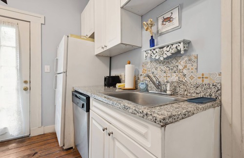 Historic Downtown Savannah Apartment | Charming Savannah Duplex | Courtyard + Parking