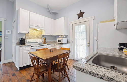 Historic Downtown Savannah Apartment | Charming Savannah Duplex | Courtyard + Parking