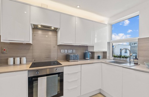 Plymouth House | Charming Sea Haven House for Business & Leisure