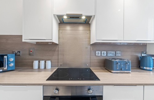Plymouth House | Charming Sea Haven House for Business & Leisure