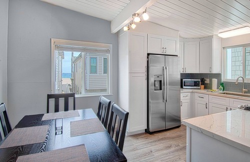 Newport Shores House | Charming single family home located just one house off the beach.