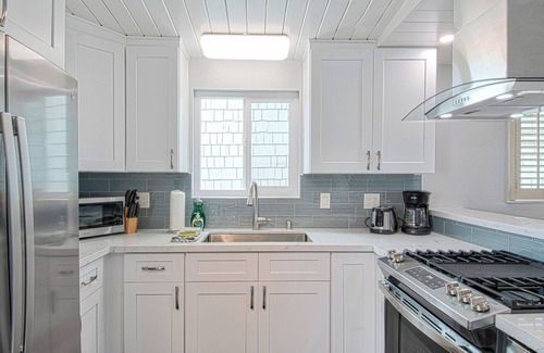 Newport Shores House | Charming single family home located just one house off the beach.