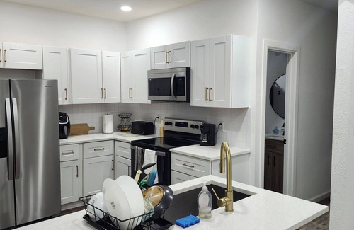 Fort Worth House | Charming Spacious 4-bedroom Craftsman home in Fort Worth, close to everything.