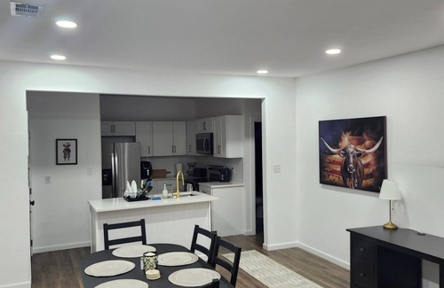 Fort Worth House | Charming Spacious 4-bedroom Craftsman home in Fort Worth, close to everything.