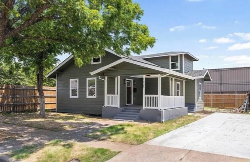 Fort Worth House | Charming Spacious 4-bedroom Craftsman home in Fort Worth, close to everything.