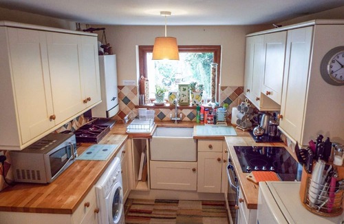 Ammanford House | Charming, Spacious cottage near Gower and Brecon Beacons.Pets welcome free.WI-FI