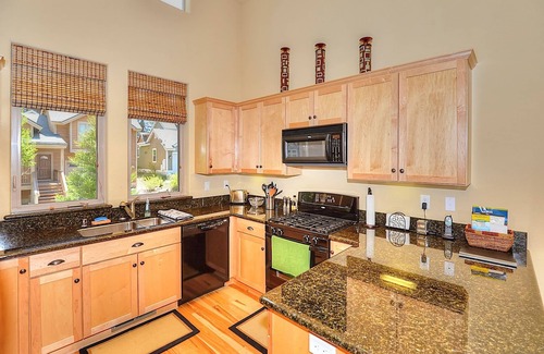 Truckee House | Charming, spacious retreat nestled in Winter Creek, close to Truckee’s best!