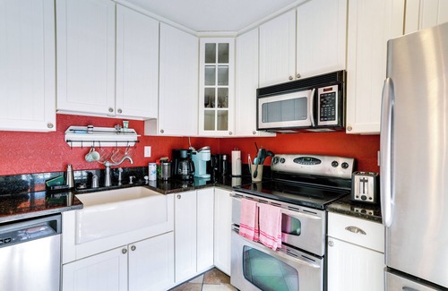 Historic Old Northeast Cottage | Charming St Petersburg Bungalow 2 Mi to Downtown!