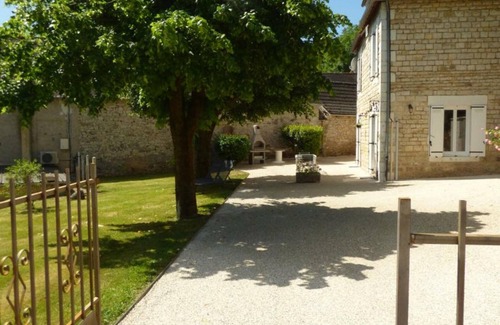 Coly Cottage | Charming Stone House with Garden & Modern Amenities in Coly-Saint-Amand