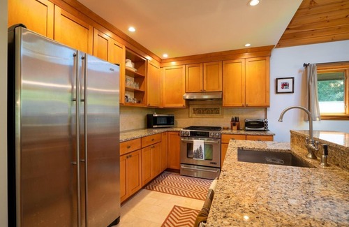 South Londonderry House | Charming Stratton 4BR Chalet - a cozy ski retreat and family getaway!