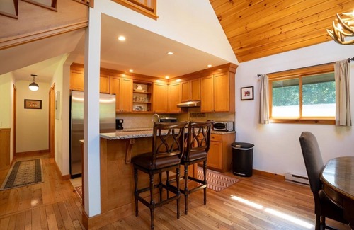 South Londonderry House | Charming Stratton 4BR Chalet - a cozy ski retreat and family getaway!