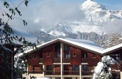 Crest-Voland Apartment | Charming Studio-Cabin for 4, Close to Shops & Chairlift, Parking, Ski Locker, Non-Smoking