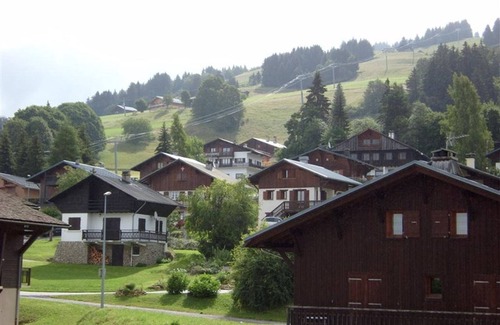 Crest-Voland Apartment | Charming Studio-Cabin for 4, Close to Shops & Chairlift, Parking, Ski Locker, Non-Smoking