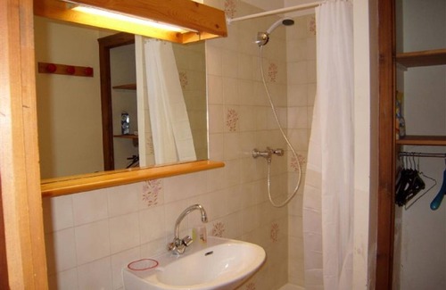 Crest-Voland Apartment | Charming Studio-Cabin for 4, Close to Shops & Chairlift, Parking, Ski Locker, Non-Smoking
