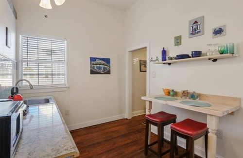 Mid-City Apartment | Charming Studio | Central | 4 Blocks to Streetcar