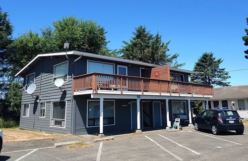 Ocean Shores Condo | Charming studio condo w/a full kitchenette walking distance to beach