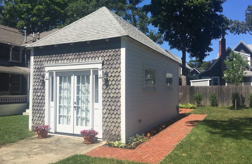 Oak Bluffs Apartment | Charming Studio Guest House in the Heart of Oak Bluffs