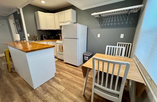 Roxhill Apartment | Charming studio in marvelous Seattle with fenced patio