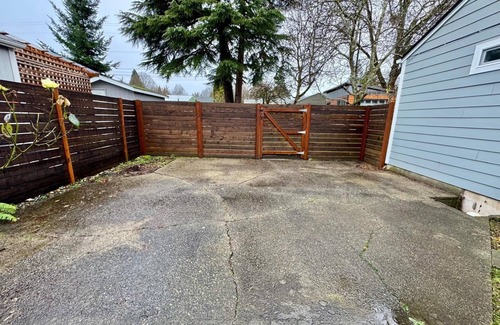 Roxhill Apartment | Charming studio in marvelous Seattle with fenced patio