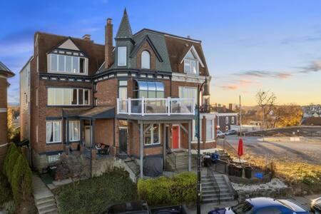 Mount Washington Apartment | Charming Studio-Panoramic View-Your Pittsburgh Sanctuary