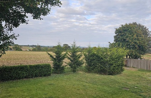 Longdon Apartment | Charming Studio Rutland Point Holiday or Work