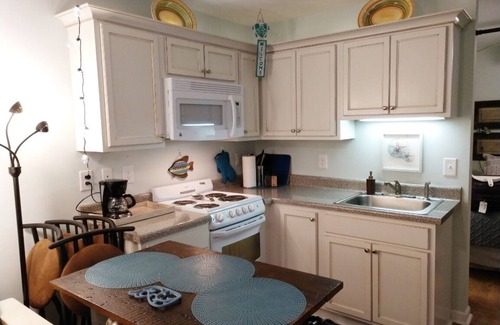 Atlantic Beach Apartment | Charming studio condo with wifi, pool, cable - just steps from the ocean!