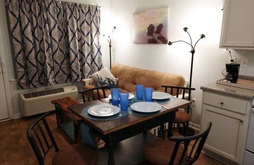 Atlantic Beach Apartment | Charming studio condo with wifi, pool, cable - just steps from the ocean!