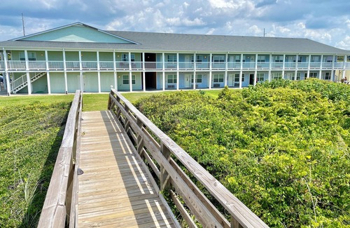 Atlantic Beach Apartment | Charming studio condo with wifi, pool, cable - just steps from the ocean!